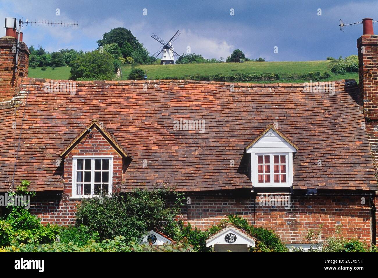 Windmill Cottage et le vieux cottage avec Cobstone Windmill en arrière-plan. Turville, Buckinghamshire, Chilterns, Angleterre, Royaume-Uni Banque D'Images