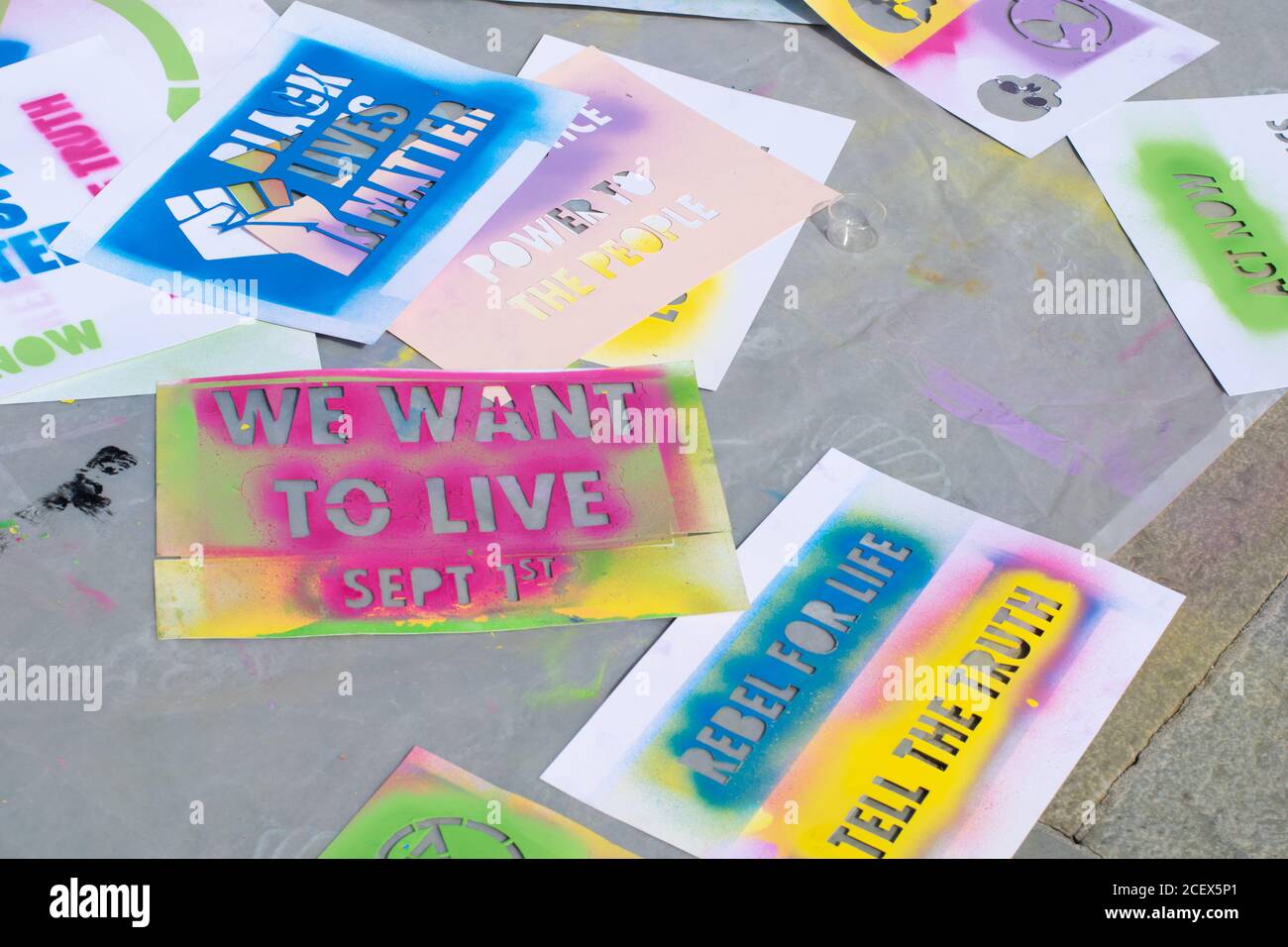 Stencil pulvérisant à l'aide de peinture à la craie effaçable de Black Lives Matter et Rebel for Life at extinction Rebellion Protest Manchester, Royaume-Uni Banque D'Images