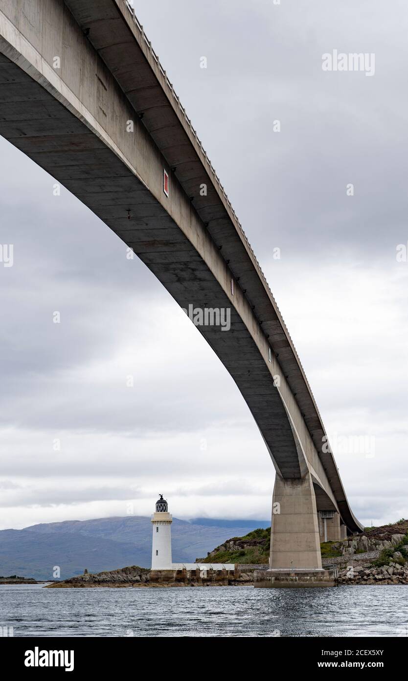 Vue sur le pont de Skye reliant le continent à l'île de Skye, Écosse, Royaume-Uni Banque D'Images