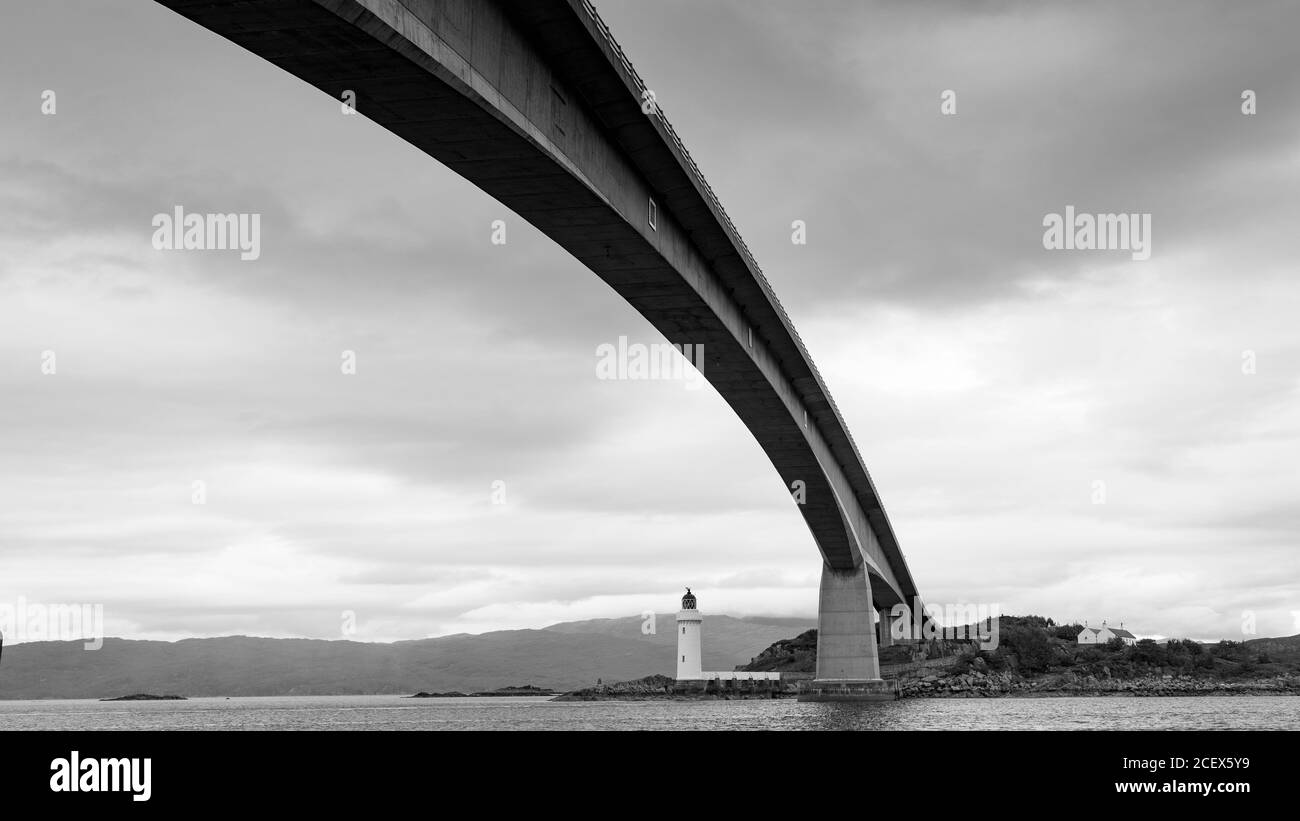 Vue sur le pont de Skye reliant le continent à l'île de Skye, Écosse, Royaume-Uni Banque D'Images