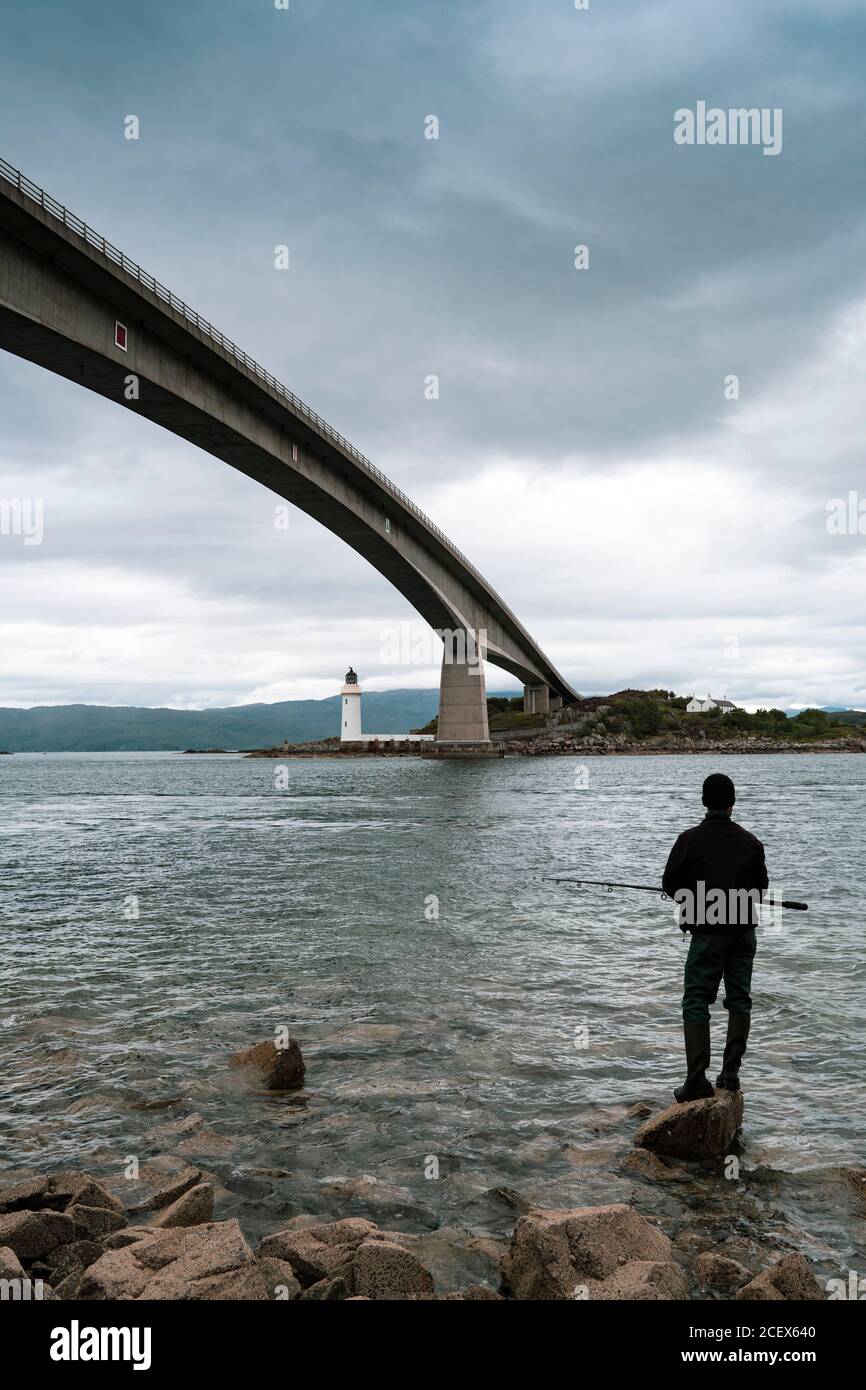 Vue sur le pont de Skye reliant le continent à l'île de Skye, Écosse, Royaume-Uni Banque D'Images