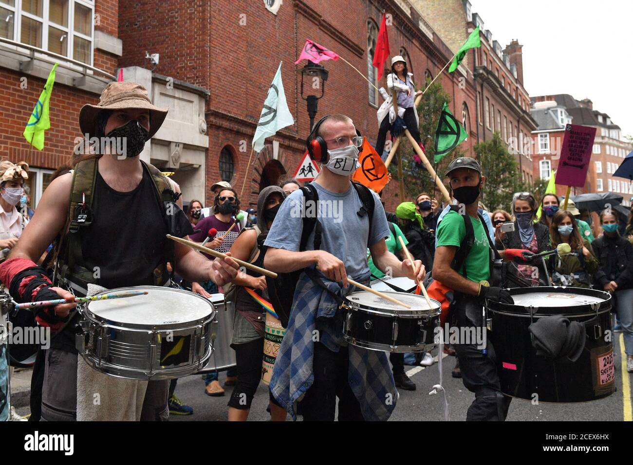 Extinction les manifestants de la rébellion à Tufton Street à Westminster, Londres. Le groupe de campagne sur l'environnement a prévu des événements qui se tiendront dans plusieurs sites de la capitale, en commençant à la place du Parlement à Westminster le deuxième jour des manifestations. Banque D'Images