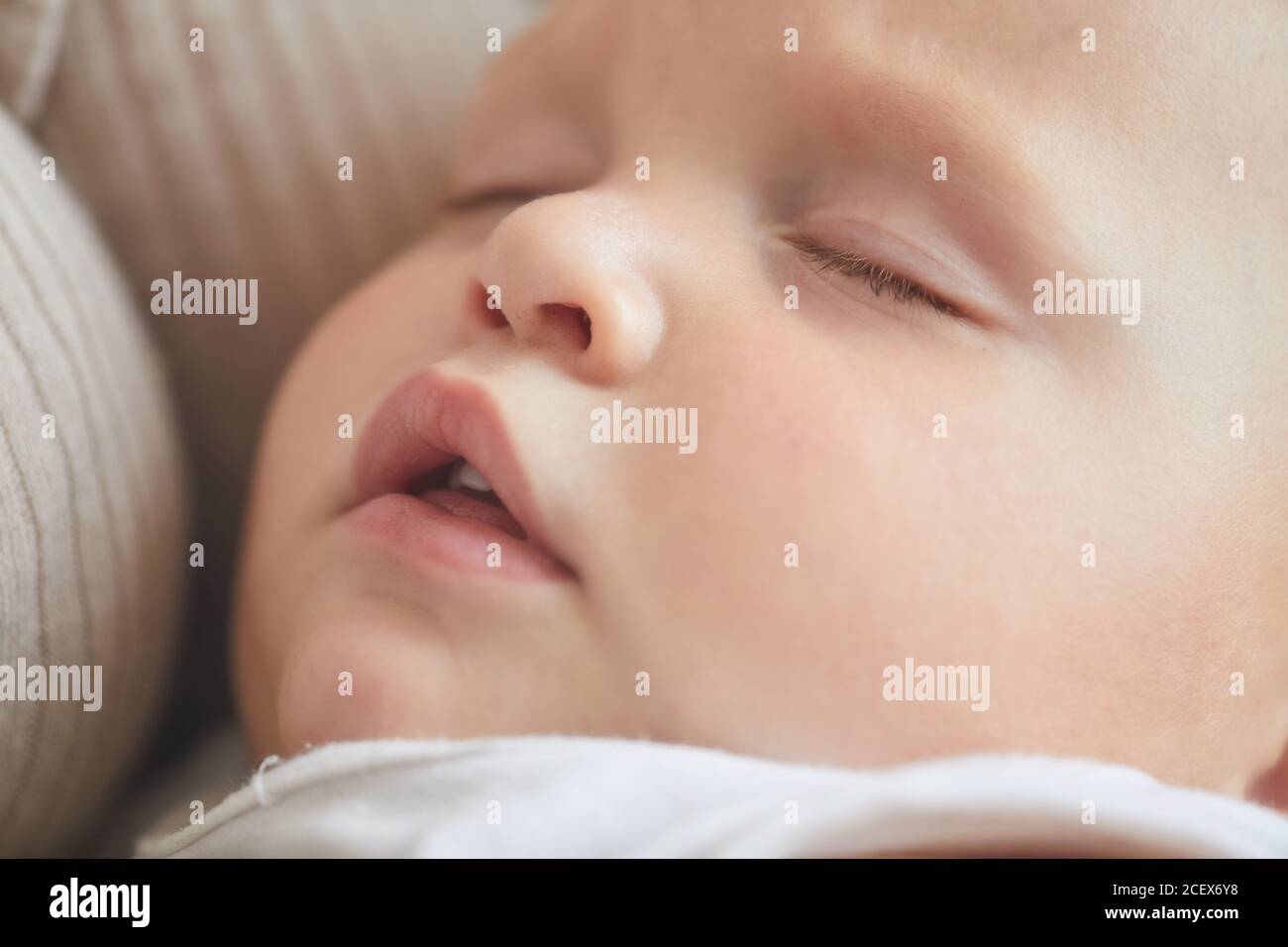 Gros plan horizontal du visage de bébé caucasien de garçon avec sa bouche ouverte Banque D'Images