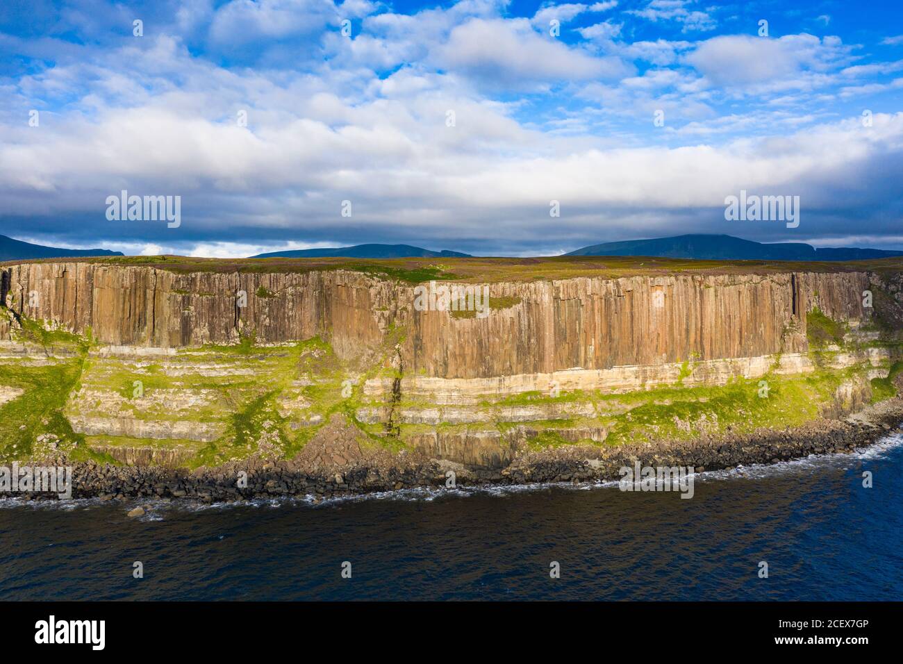 Vue aérienne des falaises de la mer appelée Kilt Rock à Staffin sur la péninsule de Trotternish sur l'île de Skye, Écosse, Royaume-Uni Banque D'Images
