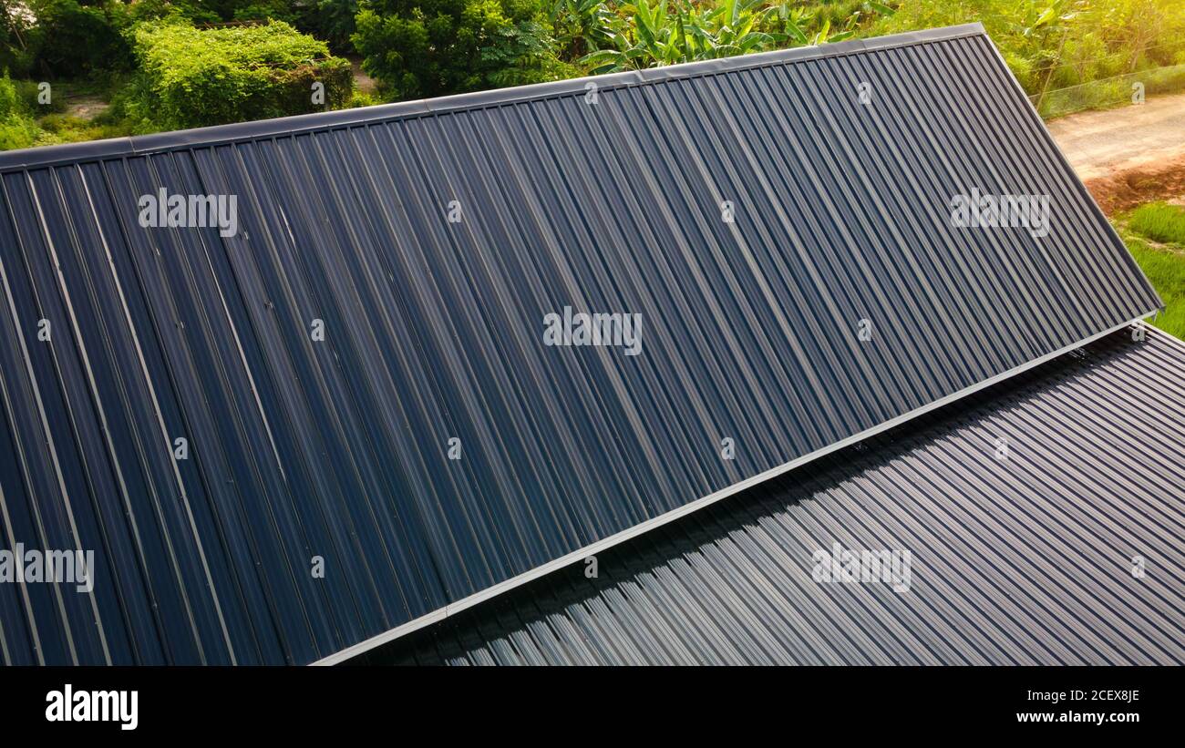 Le toit en zinc noir est déjà installé Photo Stock - Alamy
