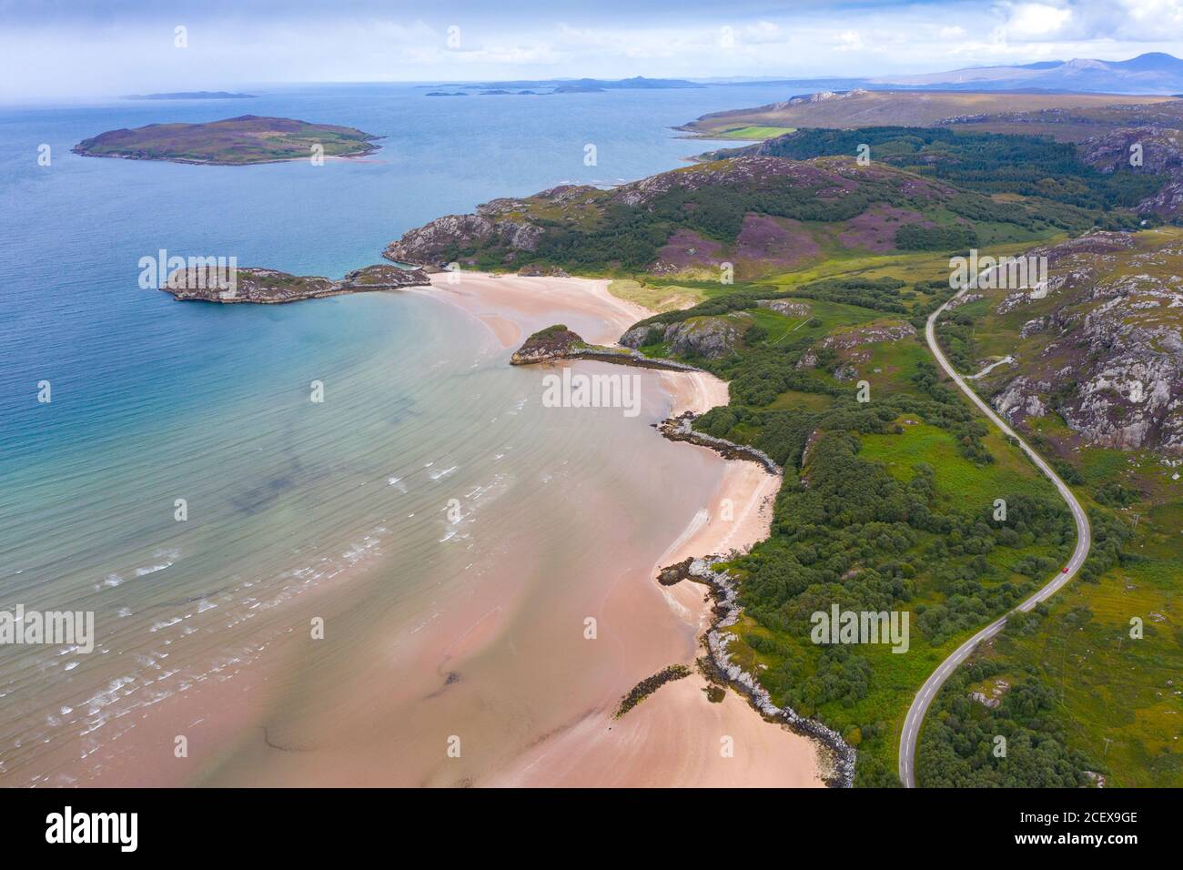 Vue aérienne de la côte et des plages de la baie de Gruinard à Ross et Cromarty, Écosse, Royaume-Uni Banque D'Images