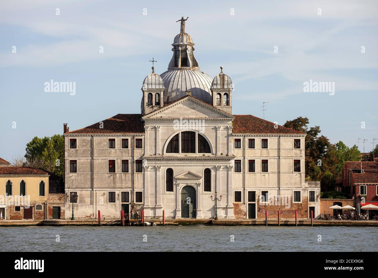 Venedig, Insel Giudecca. Kirchele Zitelle, 1582-1586 nach Plänen von Andrea Palladio erbaut, Nordfassade, Blick über den Canale della Giudecca Banque D'Images