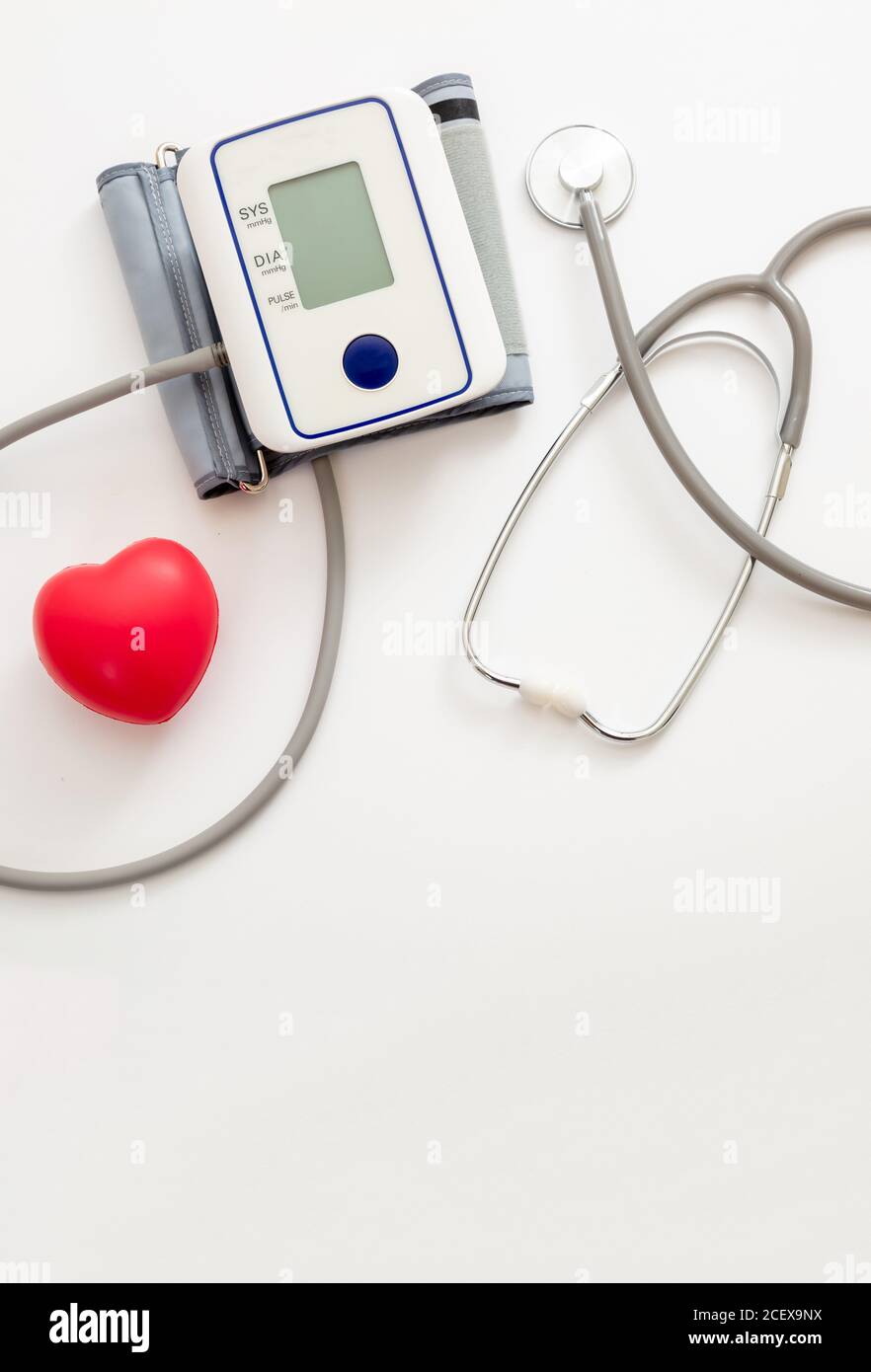 Mesure de la pression artérielle, appareil médical numérique isolé sur fond  blanc. Concept de santé et de médecine Photo Stock - Alamy