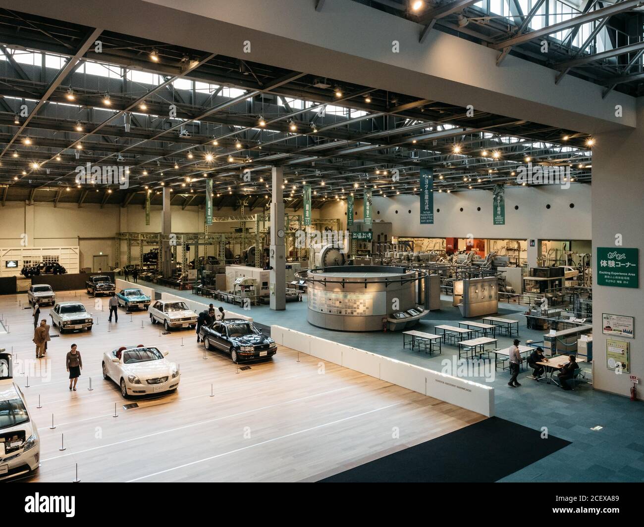 Nagoya, Aichi, Japon - Pavillon de l'automobile au Musée commémoratif de l'industrie et de la technologie de Toyota. Véhicules automobiles présentés dans une salle. Banque D'Images