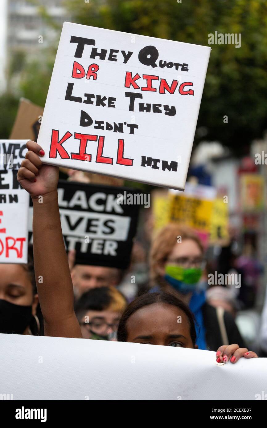 Un signe de protestation fait référence à Martin Luther King lors de la Marche des millions de personnes, Londres, 30 août 2020 Banque D'Images