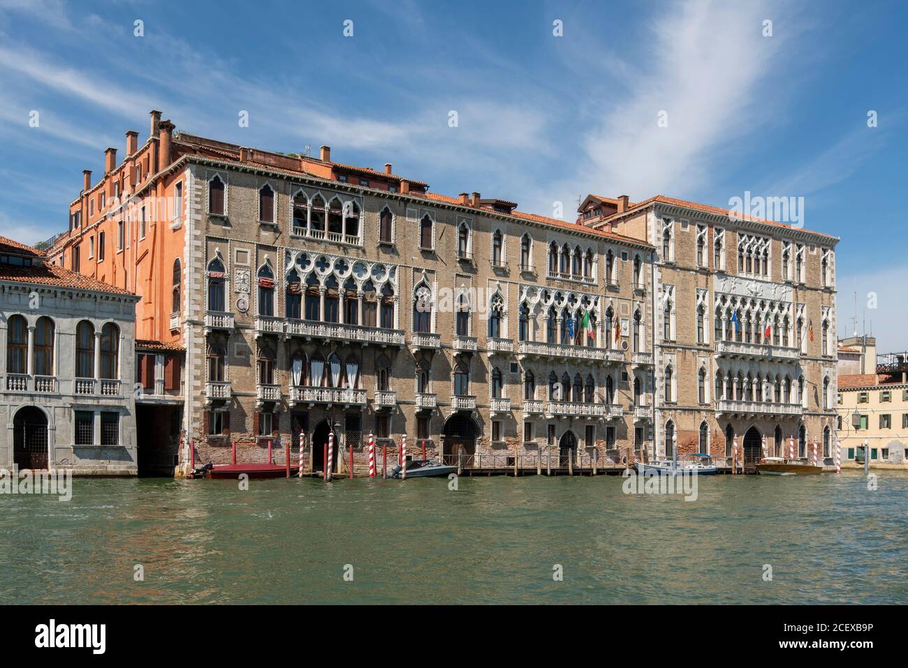 Veneig, Palazzo Giustinien (UM 1452, errichtet) et Palazzo CA’ Foscari, Sitz der venezianischen Universität, Fassade zum Canal Grande Banque D'Images