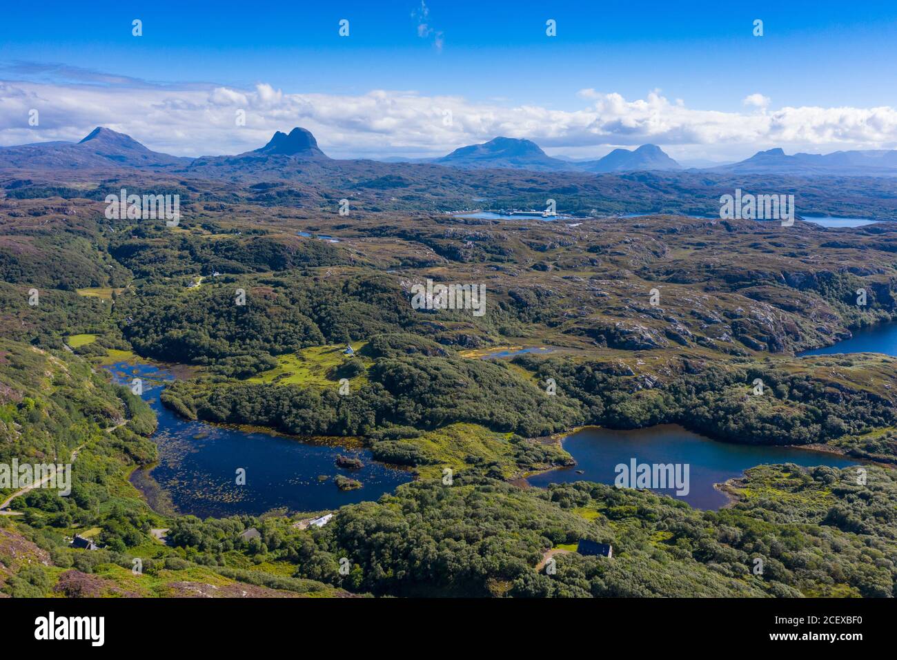 Vue aérienne sur les montagnes de la région d'Assynt Coigach, dans les Highlands écossais, en Écosse, au Royaume-Uni Banque D'Images