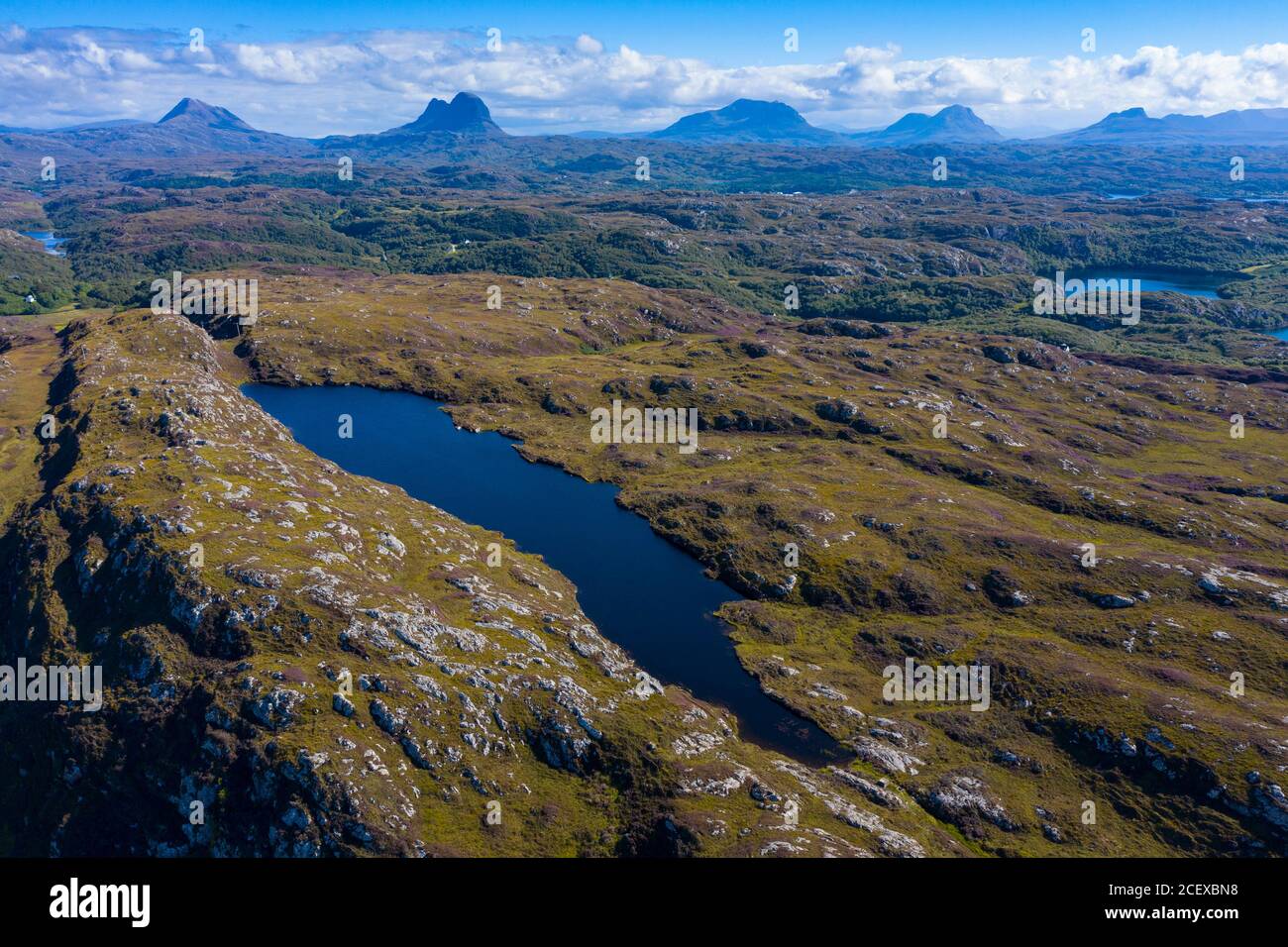 Vue aérienne sur les montagnes de la région d'Assynt Coigach, dans les Highlands écossais, en Écosse, au Royaume-Uni Banque D'Images