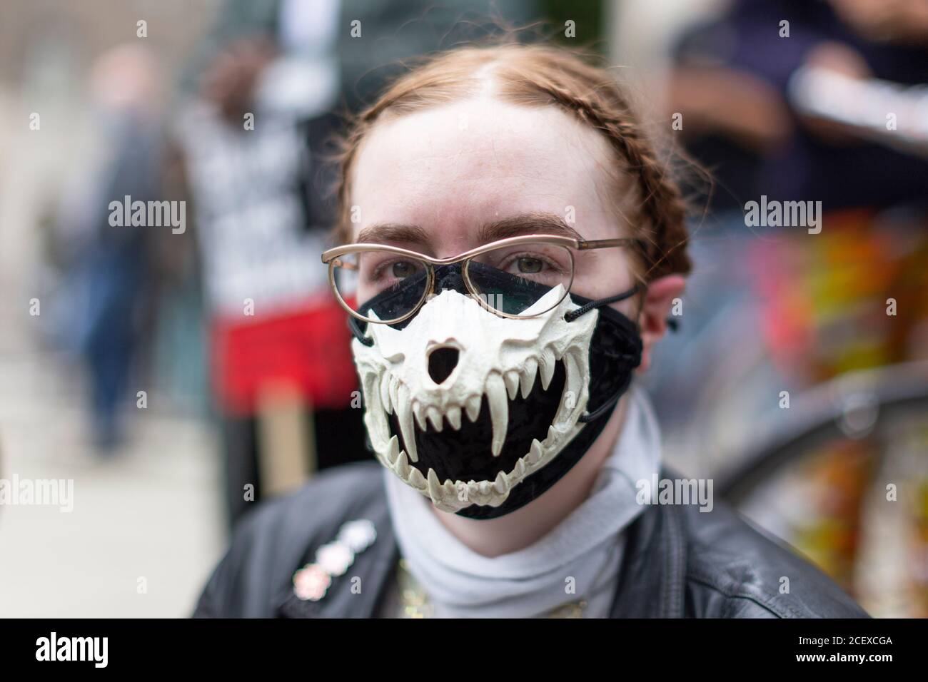 Portrait d'une fille portant un masque facial squelettique au million de personnes Mars, Londres, 30 août 2020 Banque D'Images