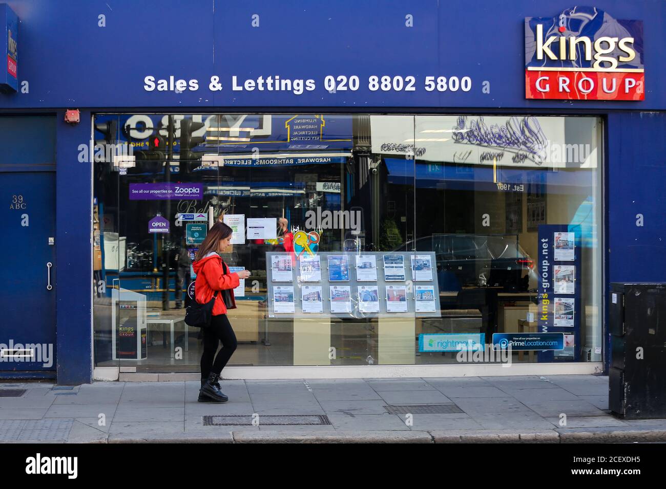 Londres, Royaume-Uni 2 sept 2020 - UN couple marche après une exposition de propriétés à vendre dans une fenêtre de domaine agentÕs. Selon de nouveaux chiffres publiés par Nationwide, les prix des maisons britanniques étaient à un niveau record en août 2020, après leur plus forte hausse mensuelle depuis 2004, les acheteurs ayant profité des vacances avec timbre-poste. Le prix de vente moyen d'une maison a grimpé de 3,188 £ à 224,123 £ en août. Credit: Dinendra Haria/Alay Live News Banque D'Images