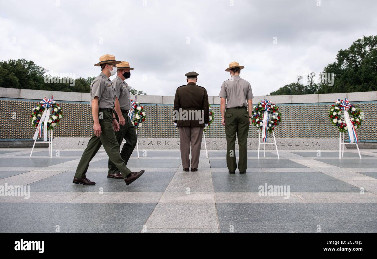 Washington, États-Unis. 02 septembre 2020. Le général Mark Milley (C), président des chefs d'état-major interarmées, dépose une couronne lors d'une cérémonie au Monument commémoratif de la Seconde Guerre mondiale en l'honneur du 75e anniversaire de la Journée V-J, la fin de la Seconde Guerre mondiale, à Washington, DC, le mercredi 2 septembre 2020. Photo de Kevin Dietsch/UPI crédit: UPI/Alay Live News Banque D'Images