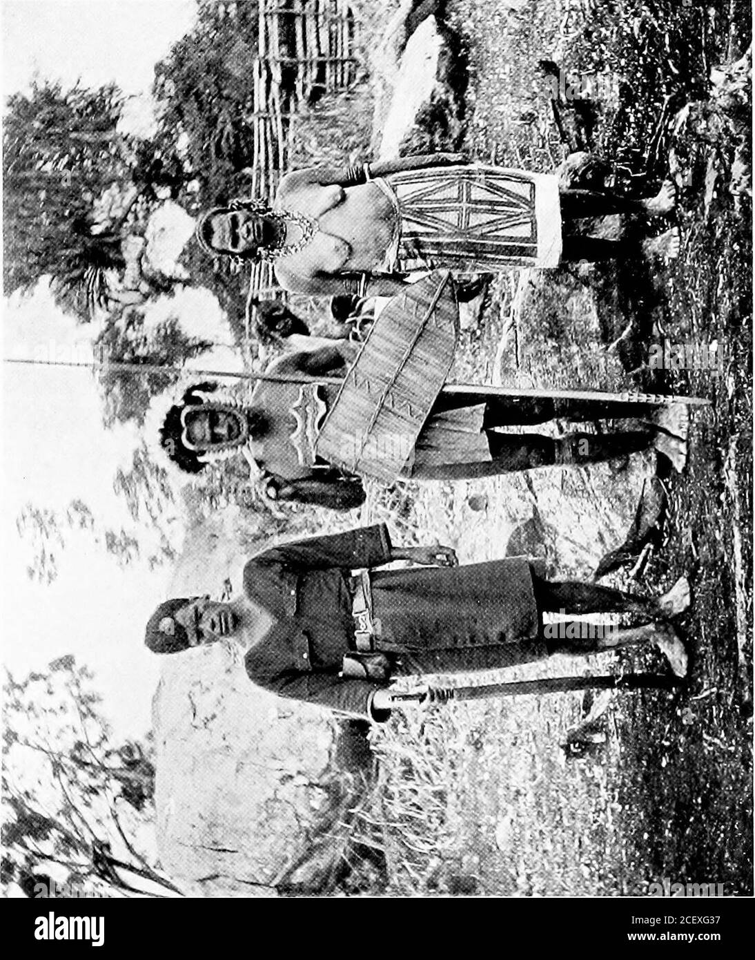 . Errance parmi les sauvages de la mer du Sud et à Bornéo et aux Philippines. ed, a envoyé vers le bas la demande de Moncktons de la Station Mambare ou du Nord. Ceux-ci, avec les neuf Walshs, ont fait un ajout de dix-neuf policiers à notre force.UN célèbre ancien chef de Mambar nommé Busimaiwaarrivé en même temps, avec beaucoup de sa tribu, Ce qui était amical avec le gouvernement.Je dis qu'il a célébré parce qu'il était le chef dans le thémurder du magistrat résident de la division nord, feu M. , avec sa police au. Mais il a depuis été pardonné par le gouvernement. Le magistrat et sa pouce werekiUed Banque D'Images