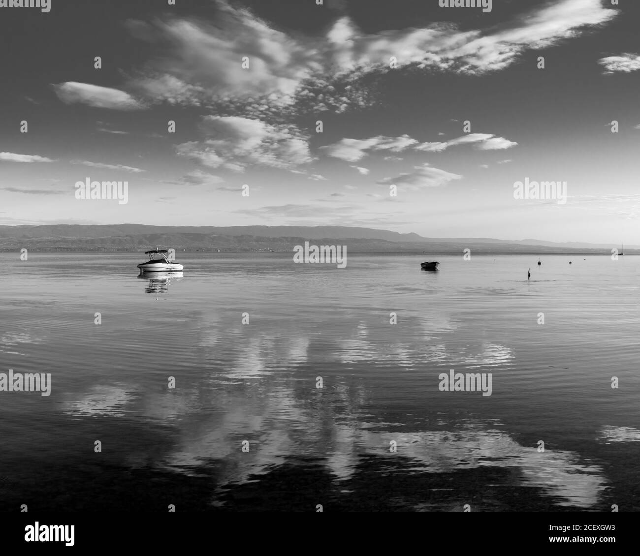 Réflexion symétrique et bateaux sur le lac de Genève, France. Image en noir et blanc Banque D'Images