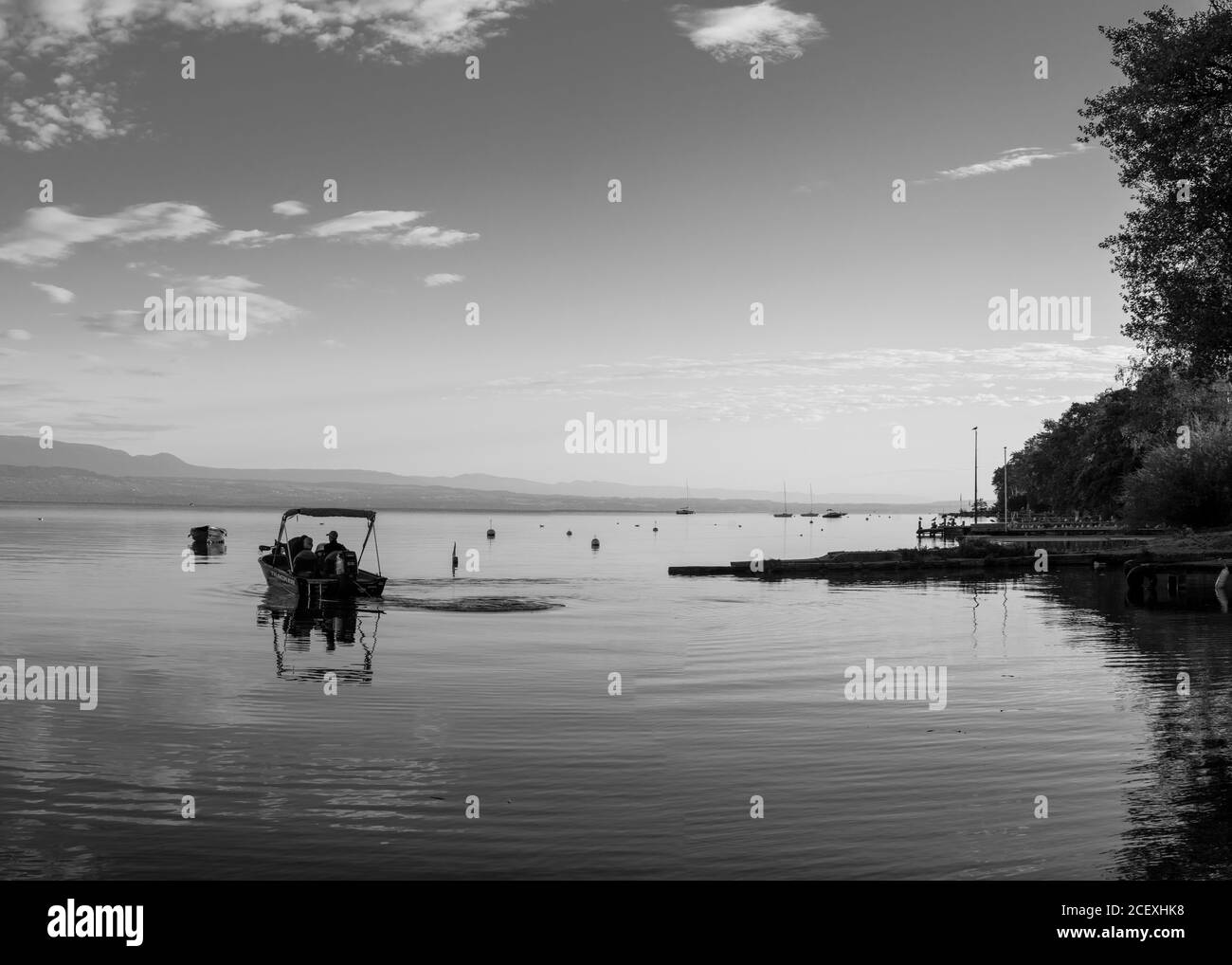 Un bateau sur le lac de Genève, image en noir et blanc Banque D'Images