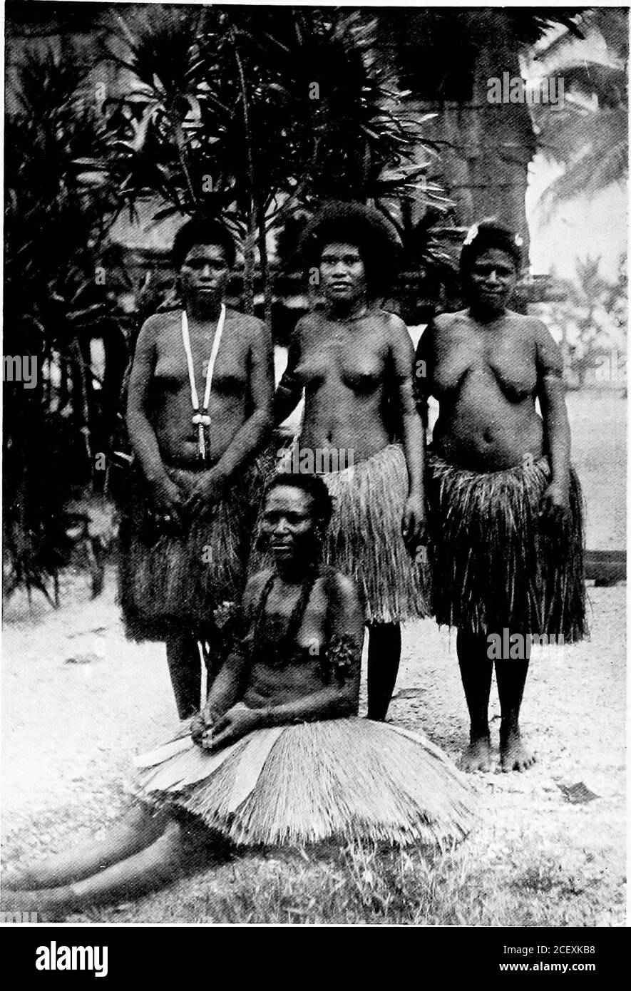 . Errance parmi les sauvages de la mer du Sud et à Bornéo et aux Philippines. ce. Tous les villages que nous avons traversés étaient de nouveau désertés, mais nous avons entendu l'ennemi crier à l'une des autres dans la forêt et la jungle, en nous racontant l'endroit où nous nous sommes situés. Nous nous attendions à une attaque, l'ANDI souvent presque maladroitement les sangsues et les cris des cafards et des perroquets et le bruyant, curiouscall des oiseaux de paradis pour quelques pleurs distantwar-cry, qui était tout à fait excusable, en tenant compte de l'état de nos nerfs et de la nuit sans sommeil avait passé. Le Notus était de grands pillards, et comme nous avons passé les différents villages ils ont pris Banque D'Images