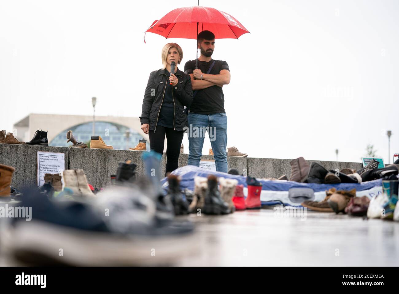 Berlin Allemagne 02 Septembre Tima Kurdi Parle A Cote D Un Compagnon A Une Vigile A L Occasion Du 5e Anniversaire De La Mort De Son Neveu Alan Kurdi L Image Du Garcon Mort Berlin Allemagne 02 Septembre Tima Kurdi Parle A Cote D Un Compagnon A Une Vigile A L Occasion Du 5e Anniversaire De La Mort De Son Neveu Alan Kurdi L Image Du Garcon Mort