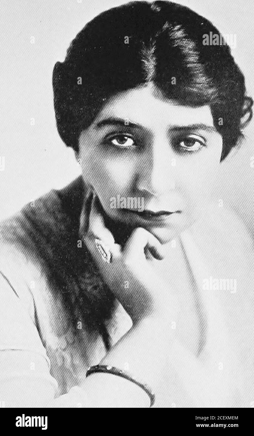 . 'Le plus grand de ces--';. En plus, un homme a donné $7,000 à la Croix-Rouge à condition que nous jouions la première scène du dernier acte, que nous avions l'intention de toéliminer afin de se mettre à l'heure à Phildel-phia. Mais compte tenu d'un montant supplémentaire de 7,000 $ pour les lecause, nous travaillons pour, même Philadelphie aura du temps à attendre. Le nom des donateurs est M. Scott, l'ANDI pense qu'il est assez grand pour être avec nous. Oh, oui ! George Cohan refuse de s'habiller avec Arliss! Il dit qu'Arliss est trop dur.* il ne pense pas à la langue, mais il ne peut pas tenir le jus de tabac jaune! Je comprends donc que je suis païredoff avec O. P. Heggie, Banque D'Images