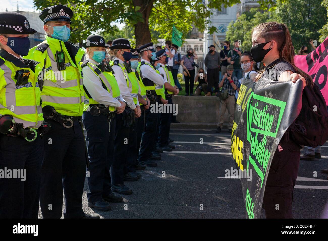 Police et extinction les manifestants de la rébellion se confrontent lors des manifestations de 2020 devant les chambres du Parlement. Londres, Angleterre, Royaume-Uni Banque D'Images