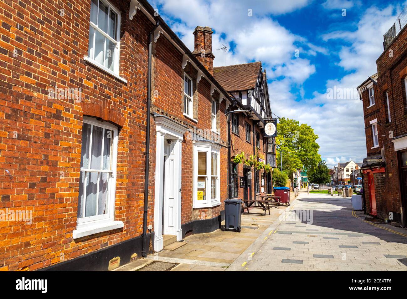 Charmantes maisons en briques et le Victoria Pub sur Sun Street, Baldock, Royaume-Uni Banque D'Images