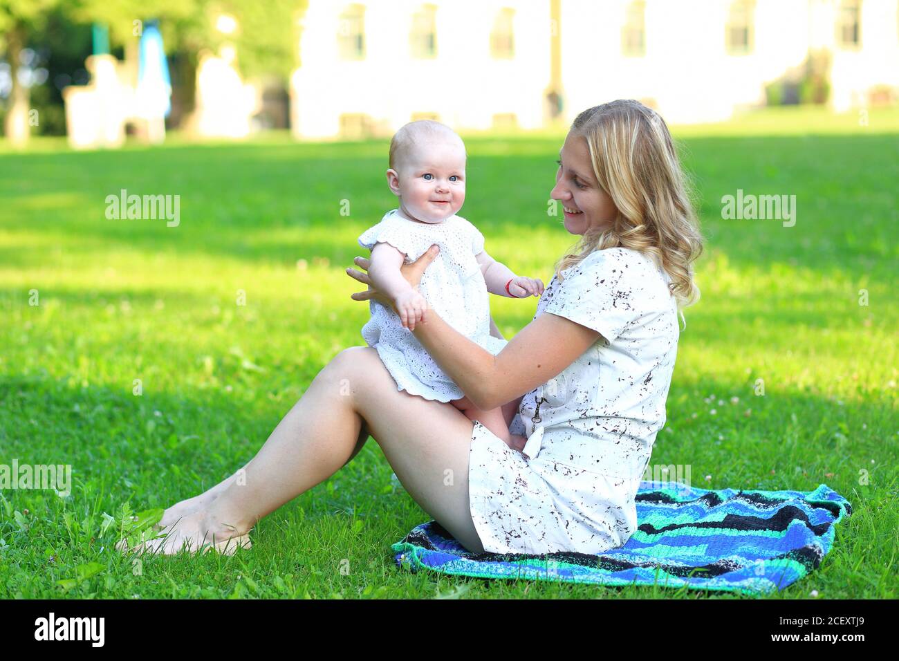 Jeune famille avec un enfant dans le parc. Portrait de mère et de fille à l'extérieur Banque D'Images