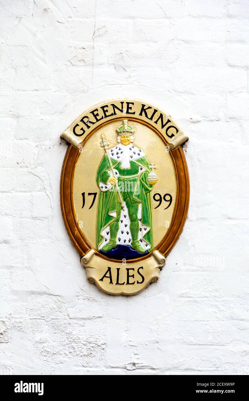 Plaque Greene King sur la façade du pub White Lion à Baldock, Royaume-Uni Banque D'Images