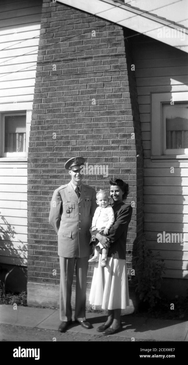 L'officier DE l'armée AMÉRICAINE pose avec sa femme et sa fille, USA 1951 Banque D'Images