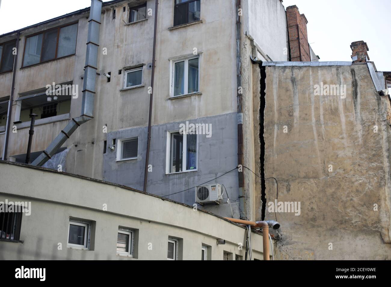 Bucarest, Roumanie - 2 septembre 2020 : grande fissure structurelle sur un vieux bâtiment habité dans la vieille ville de Bucarest. Banque D'Images