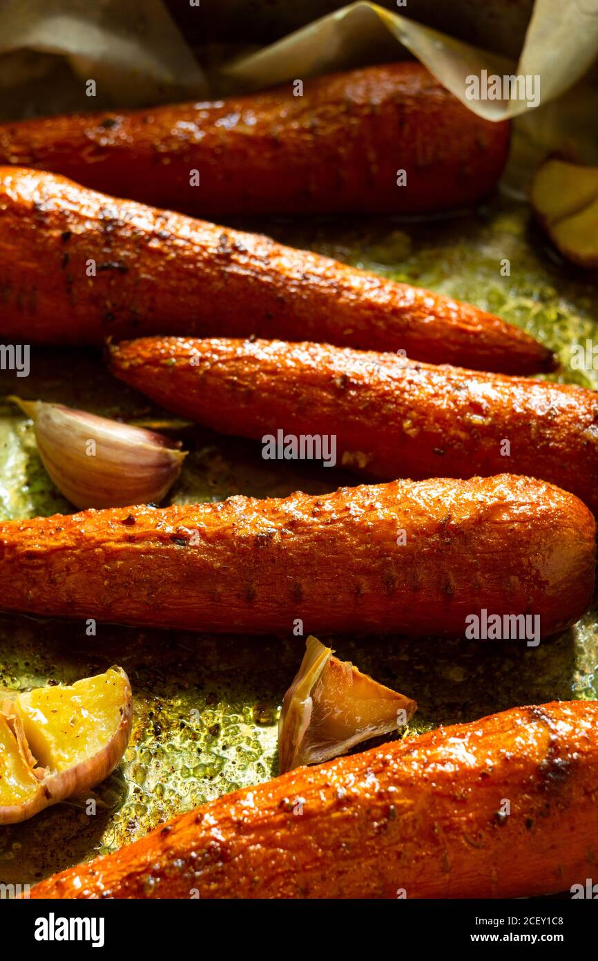 Gros plan des carottes cuites sur du papier ciré. Banque D'Images