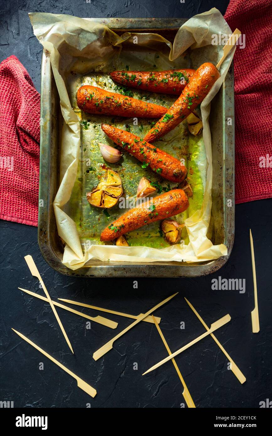 Carottes cuites au four sur brochettes. Banque D'Images
