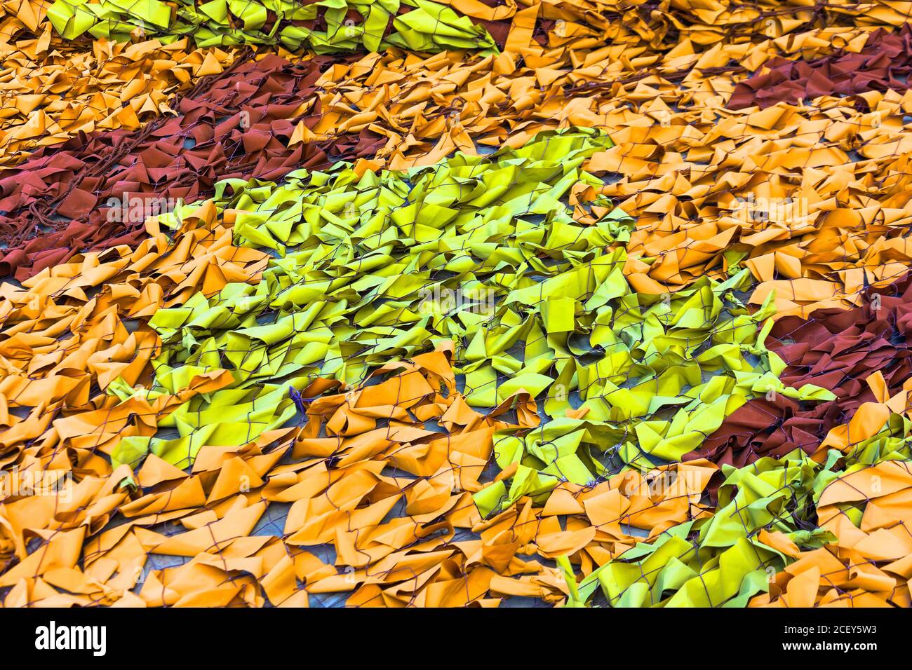 Texture de tissu de camouflage abîmé. Arrière-plan abstrait et texture pour le design. Arrière-plan du filet de camouflage militaire de l'armée Banque D'Images