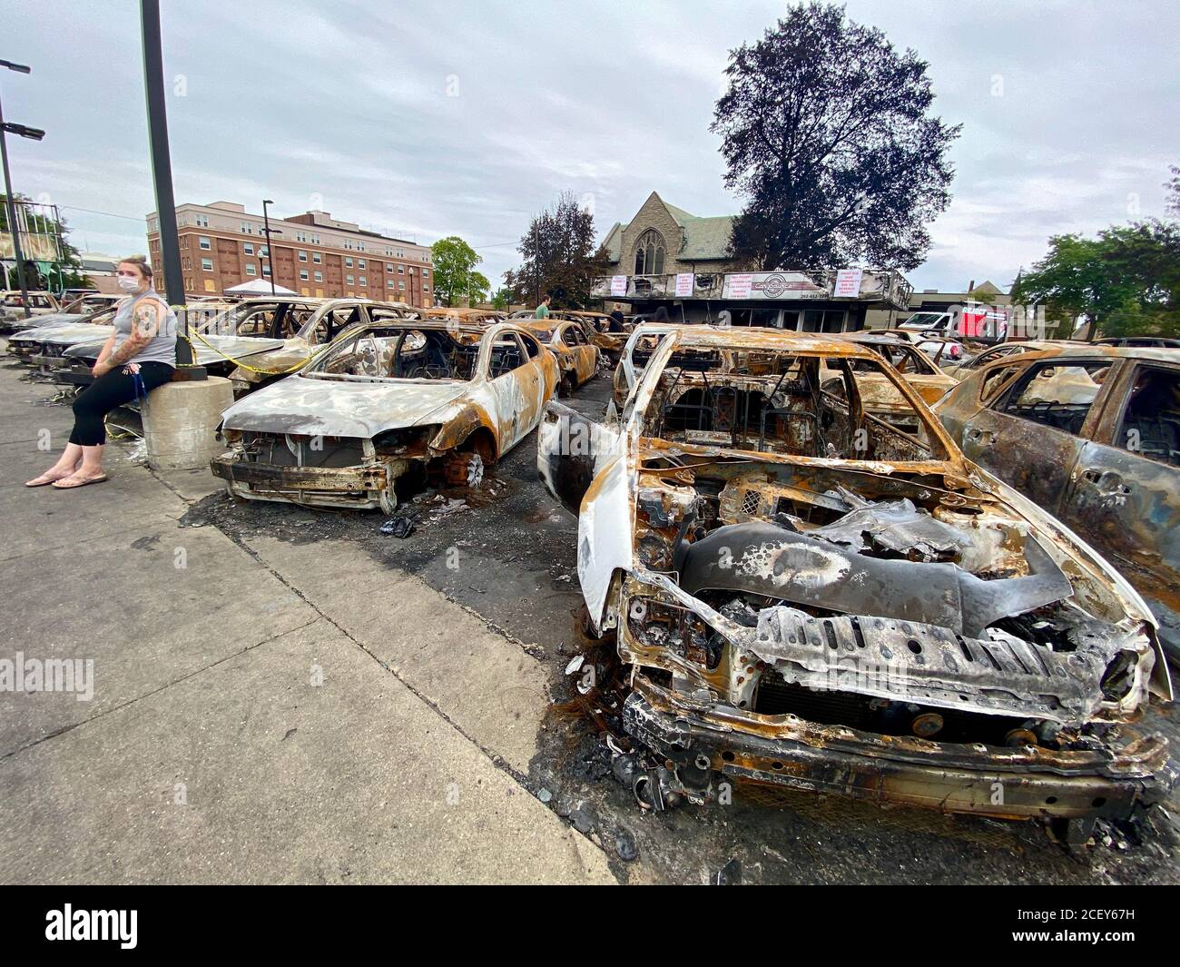 Kenosha, Wisconsin, États-Unis. 1er septembre 2020. Une femme en tatouage rose se trouve devant un parking brûlé lors de la visite du président Trump à Kenosha. Crédit : Amy Katz/ZUMA Wire/Alay Live News Banque D'Images