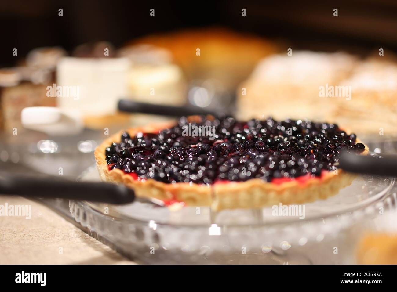 La tarte avec confiture de baies est coupée sur le plateau. Banque D'Images