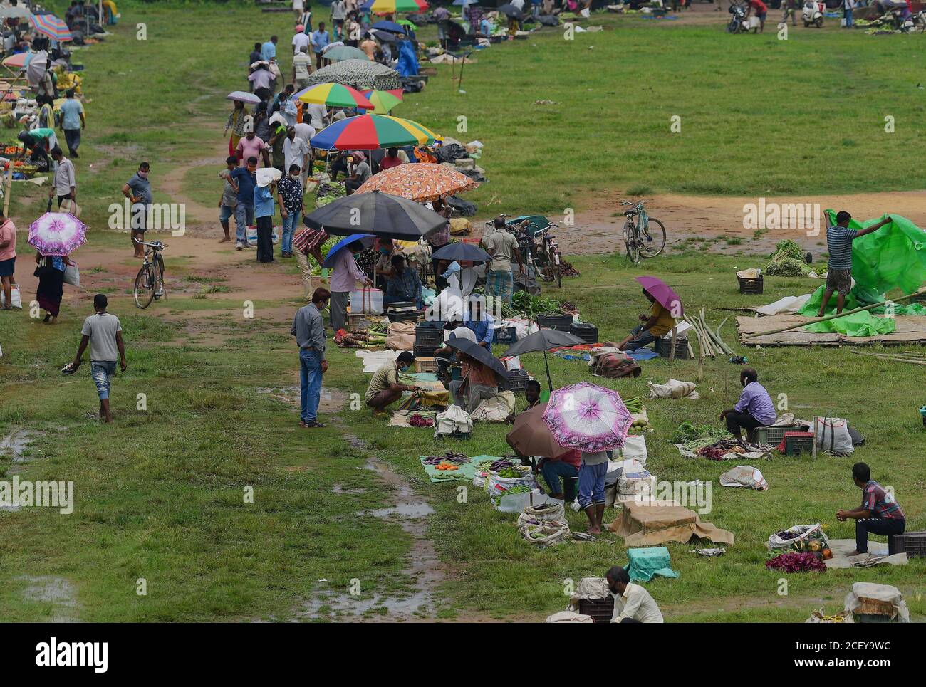 Les gens achètent des légumes et d'autres articles nécessaires pour une utilisation quotidienne. D'un marché temporaire dans le stade Swami Vivekananda, l'un des plus grands stades d'Agartala. Les petits marchés de la ville ont été déplacés vers le stade par le gouvernement de l'État pour maintenir la distance sociale pour freiner la croissance du coronavirus. Agartala, Tripura, Inde. Banque D'Images Les gens achètent des légumes et d'autres articles nécessaires pour une utilisation quotidienne. D'un marché temporaire dans le stade Swami Vivekananda, l'un des plus grands stades d'Agartala. Les petits marchés de la ville ont été déplacés vers le stade par le gouvernement de l'État pour maintenir la distance sociale pour freiner la croissance du coronavirus. Agartala, Tripura, Inde. Banque D'Images