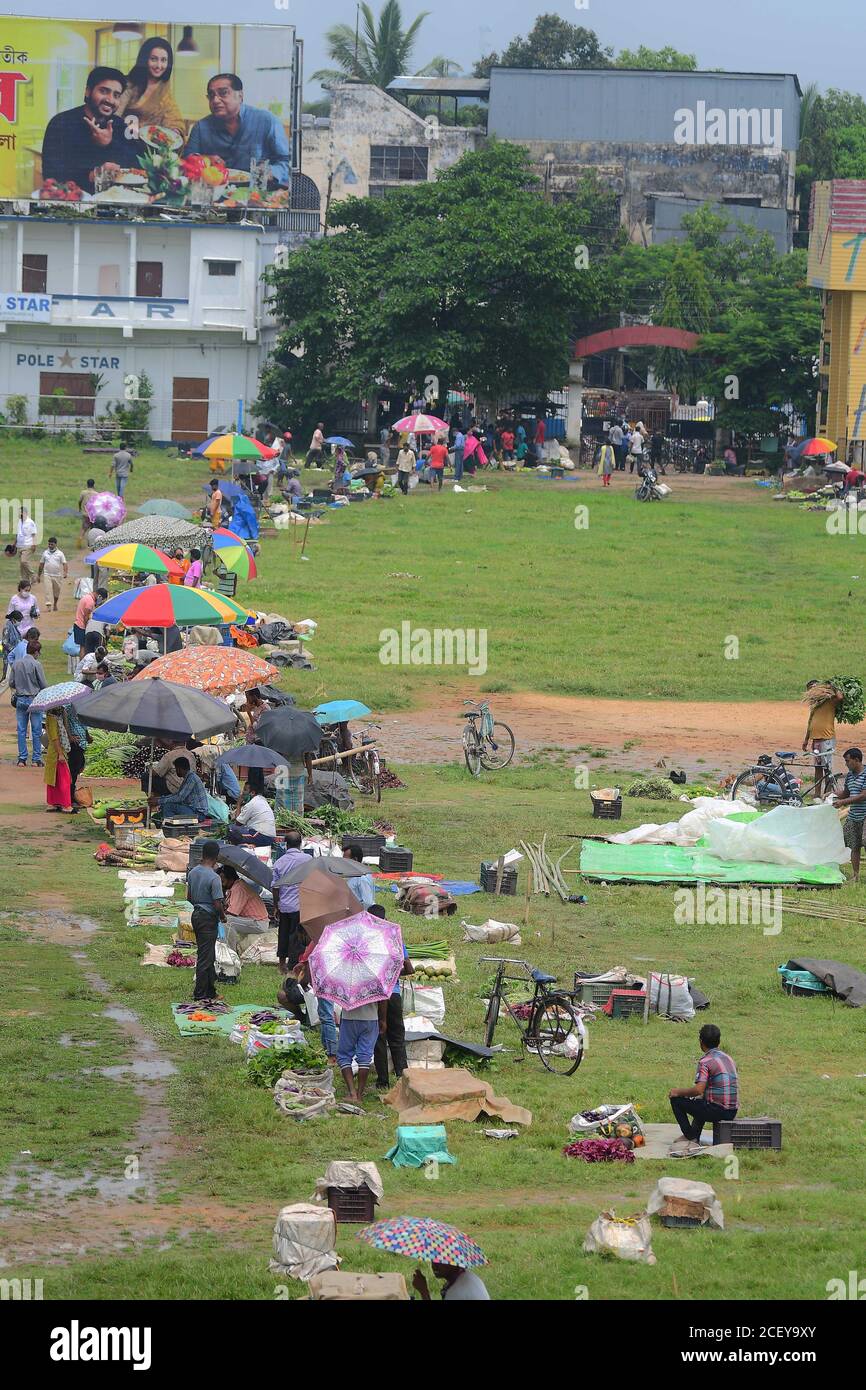 Les gens achètent des légumes et d'autres articles nécessaires pour une utilisation quotidienne. D'un marché temporaire dans le stade Swami Vivekananda, l'un des plus grands stades d'Agartala. Les petits marchés de la ville ont été déplacés vers le stade par le gouvernement de l'État pour maintenir la distance sociale pour freiner la croissance du coronavirus. Agartala, Tripura, Inde. Banque D'Images Les gens achètent des légumes et d'autres articles nécessaires pour une utilisation quotidienne. D'un marché temporaire dans le stade Swami Vivekananda, l'un des plus grands stades d'Agartala. Les petits marchés de la ville ont été déplacés vers le stade par le gouvernement de l'État pour maintenir la distance sociale pour freiner la croissance du coronavirus. Agartala, Tripura, Inde. Banque D'Images