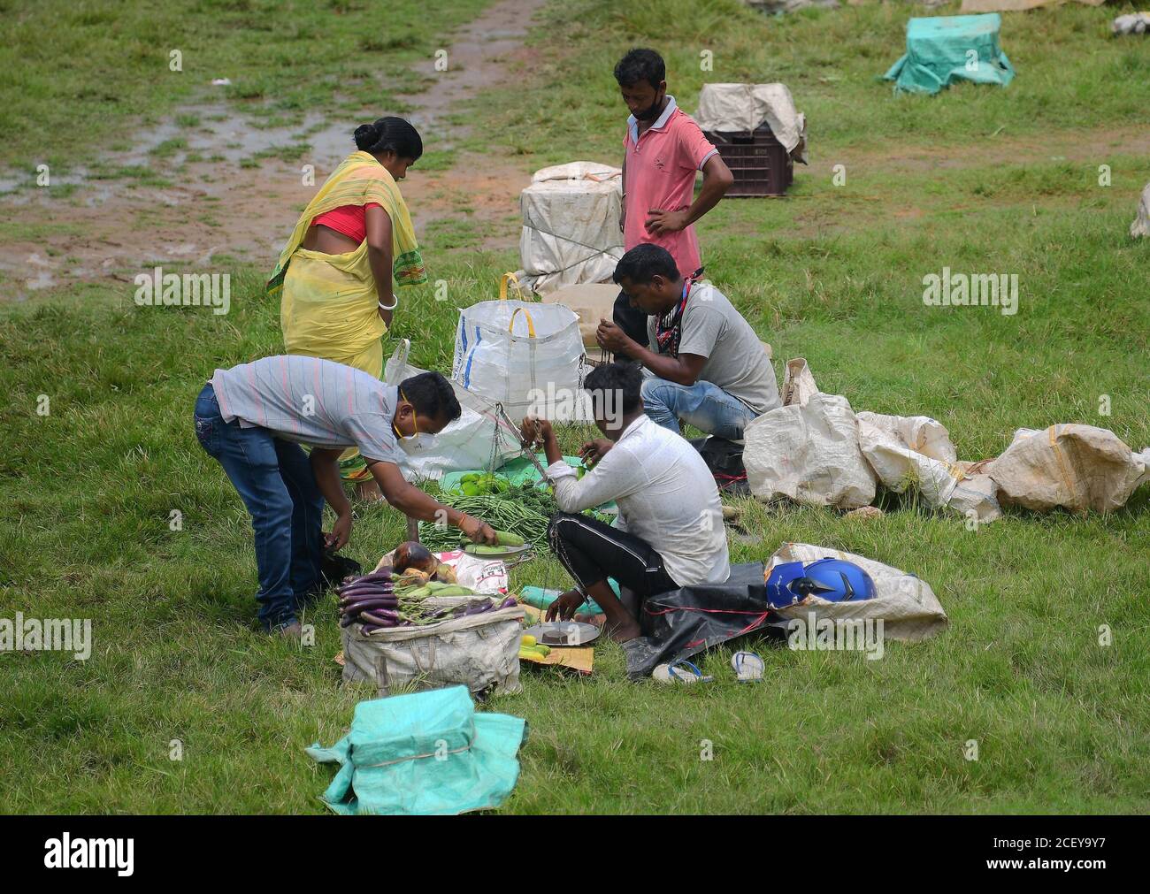 Les gens achètent des légumes et d'autres articles nécessaires pour une utilisation quotidienne. D'un marché temporaire dans le stade Swami Vivekananda, l'un des plus grands stades d'Agartala. Les petits marchés de la ville ont été déplacés vers le stade par le gouvernement de l'État pour maintenir la distance sociale pour freiner la croissance du coronavirus. Agartala, Tripura, Inde. Banque D'Images Les gens achètent des légumes et d'autres articles nécessaires pour une utilisation quotidienne. D'un marché temporaire dans le stade Swami Vivekananda, l'un des plus grands stades d'Agartala. Les petits marchés de la ville ont été déplacés vers le stade par le gouvernement de l'État pour maintenir la distance sociale pour freiner la croissance du coronavirus. Agartala, Tripura, Inde. Banque D'Images