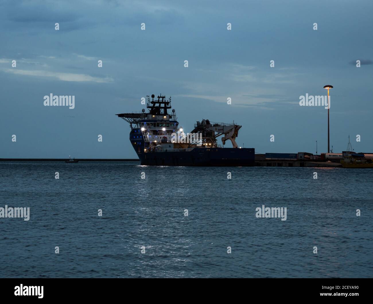 navire d'approvisionnement de cargaison avec grue à bord Banque D'Images