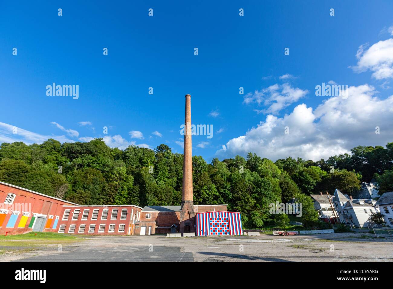 Ancienne usine avec cheminée à Union St, North Adams, Massachusetts, États-Unis Banque D'Images