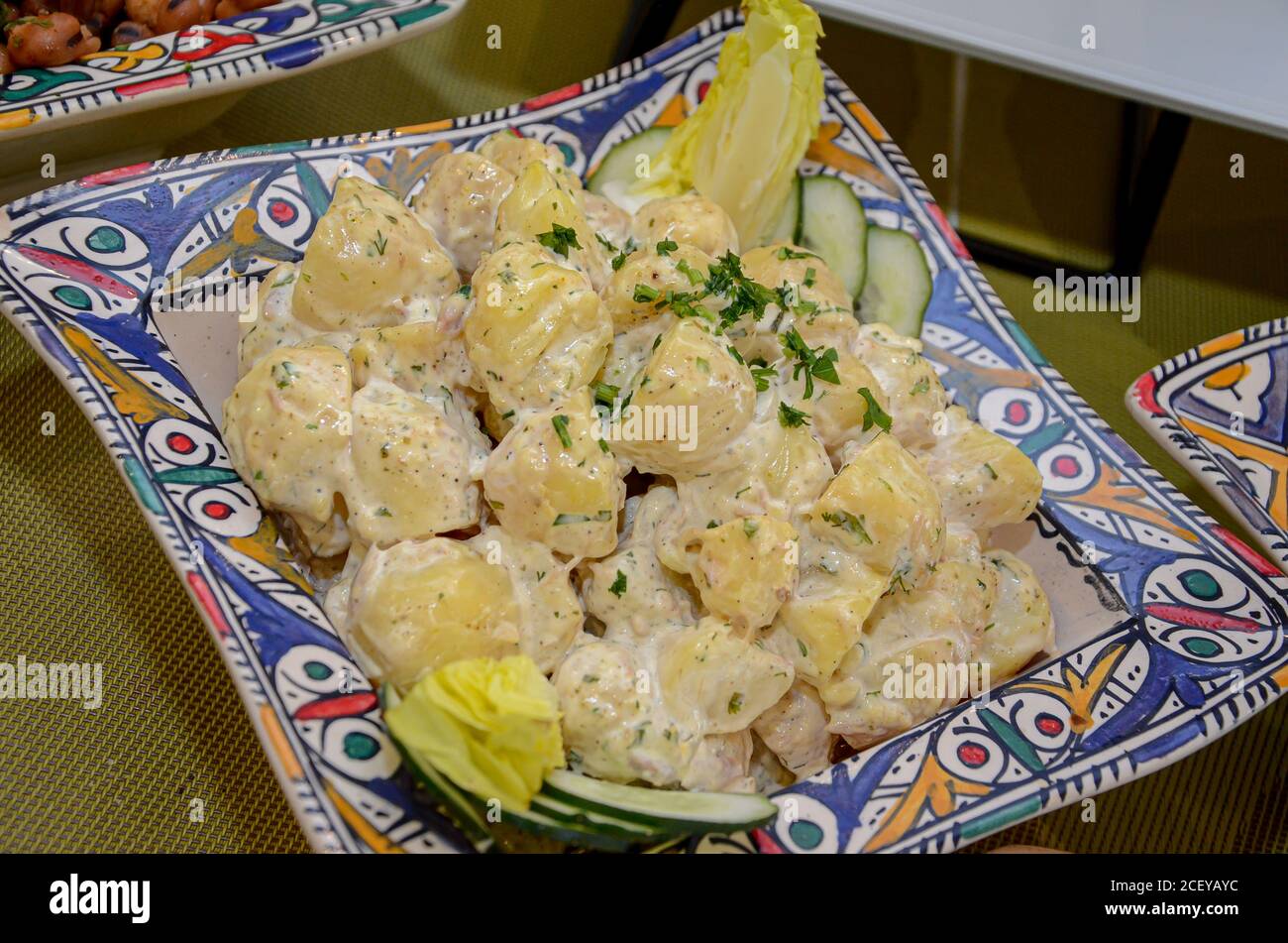 Salade de pommes de terre allemande traditionnelle avec concombre, oignon et mayonnaise. Banque D'Images