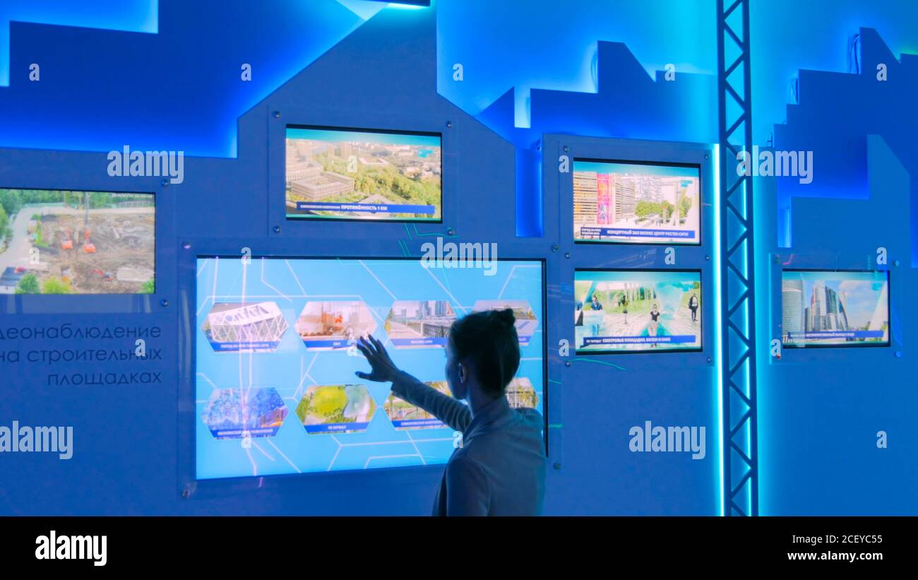 MOSCOU, RUSSIE - 30 juillet 2018 : exposition sur la ville intelligente. Femme utilisant un écran tactile interactif au salon de la technologie moderne Banque D'Images