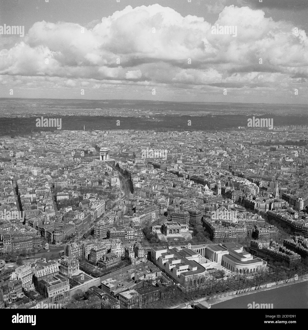 Les années 1950, vue historique depuis cette époque depuis la tour Eiffel, en face de Paris, en France, avec le célèbre Arc de Triomphe se détaant des bâtiments environnants au centre de l'image. Banque D'Images