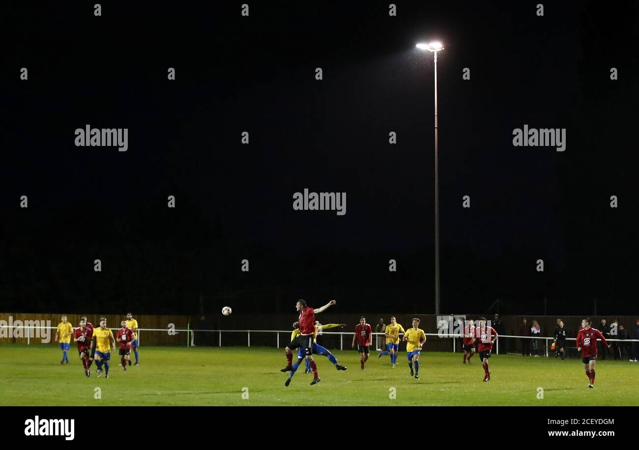 Action alors que Campion se prend sur les sports Albion pendant le match de qualification de la coupe FA à Scotchman Road, Bradford. Banque D'Images