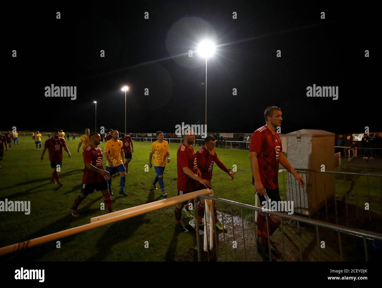 Les joueurs quittent le terrain à mi-temps alors que Campion s'attaque aux sports d'Albion pendant le match de qualification de la coupe FA à Scotchman Road, Bradford. Banque D'Images