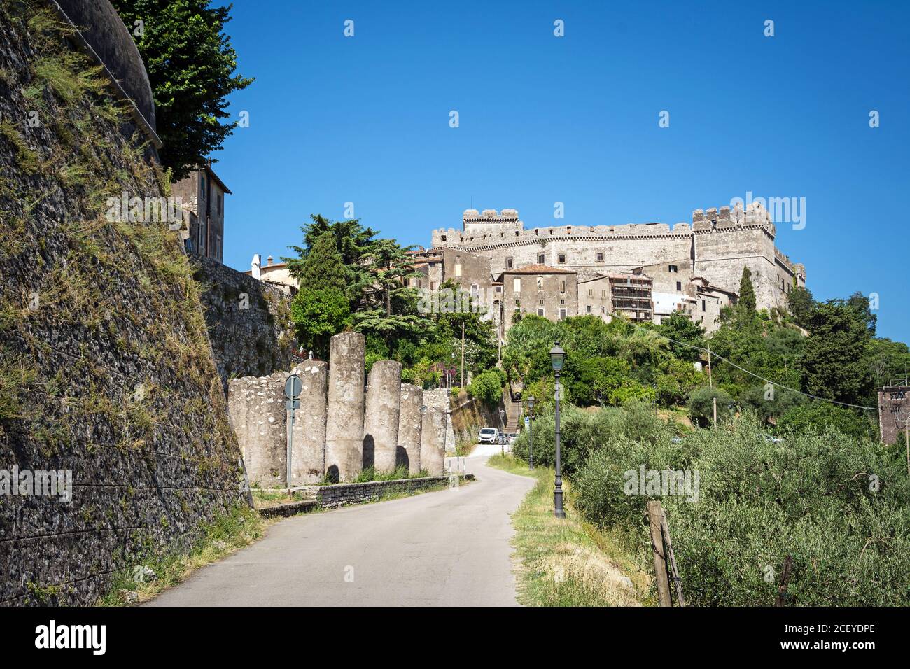 Magnifique village de Sermoneta avec de vieilles colonnes ruinées, des maisons médiévales et le célèbre château de Caetani au sommet de la colline. Landsca italien traditionnel Banque D'Images