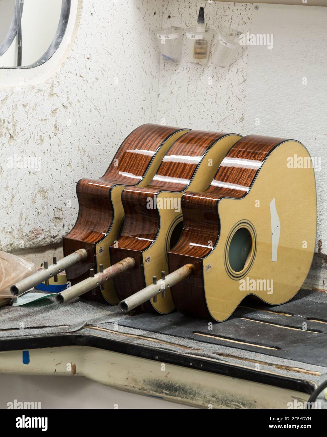 Des corps de guitare partiellement finis dans la ligne de montage de  l'usine de guitare Taylor à El Cajon, en Californie Photo Stock - Alamy
