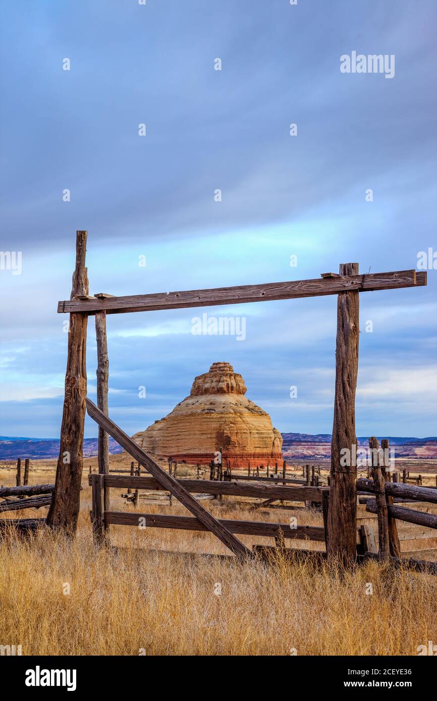 Church Rock encadré par la porte d'un ancien enclos de bétail en forme de poteau de bois dans le sud-est de l'Utah. Banque D'Images